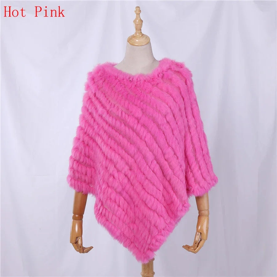 Mjuk pälsimitation poncho i grå nyanser med diagonalvävd look