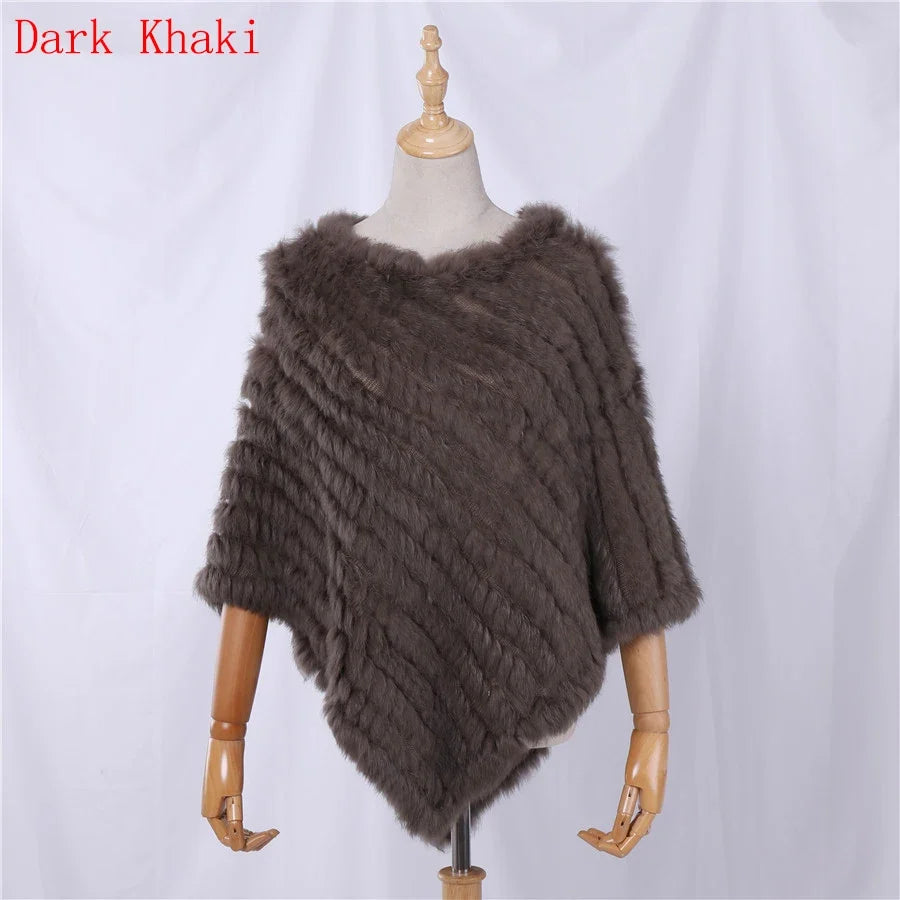 Mjuk pälsimitation poncho i grå nyanser med diagonalvävd look