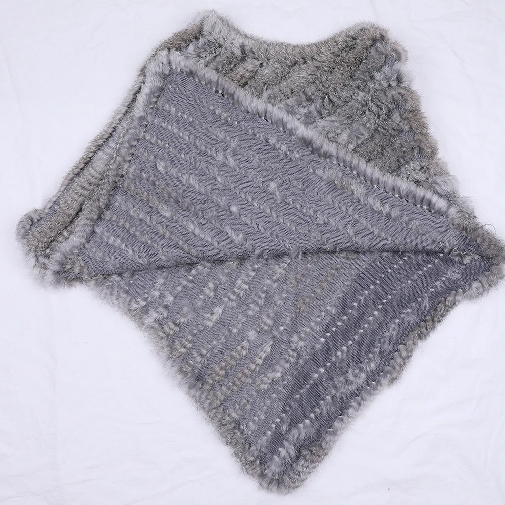 Mjuk pälsimitation poncho i grå nyanser med diagonalvävd look