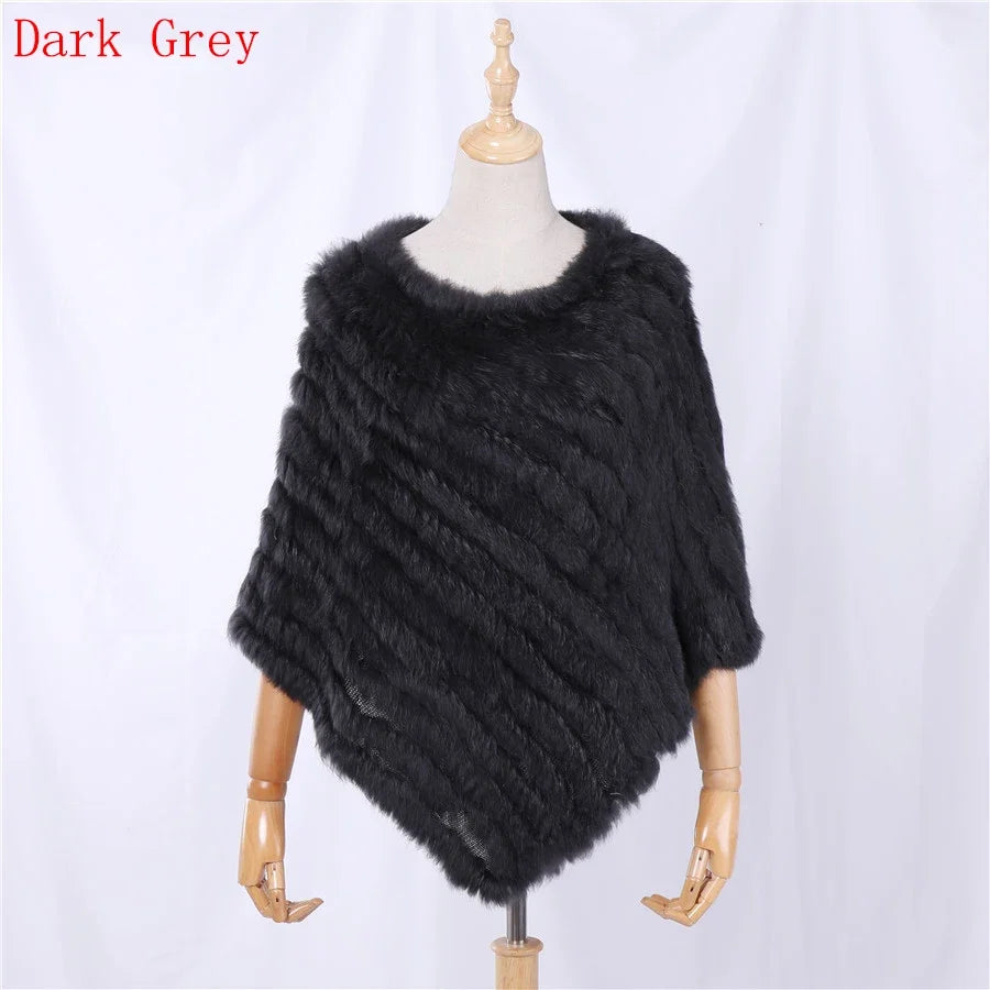 Mjuk pälsimitation poncho i grå nyanser med diagonalvävd look