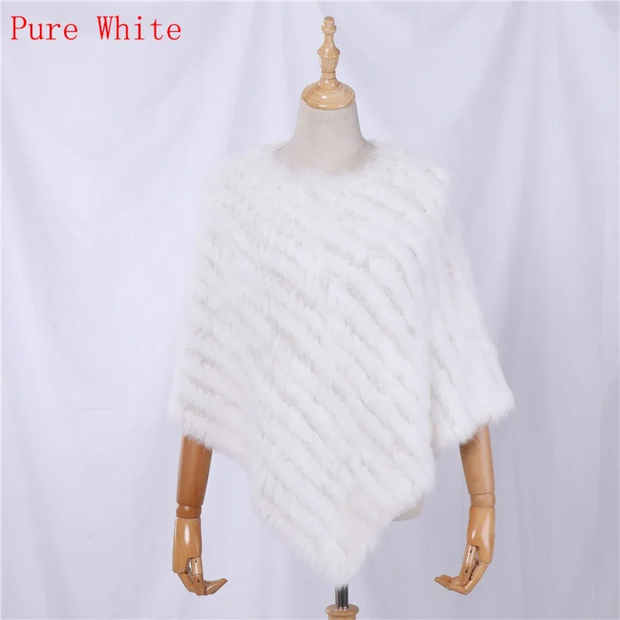 Mjuk pälsimitation poncho i grå nyanser med diagonalvävd look