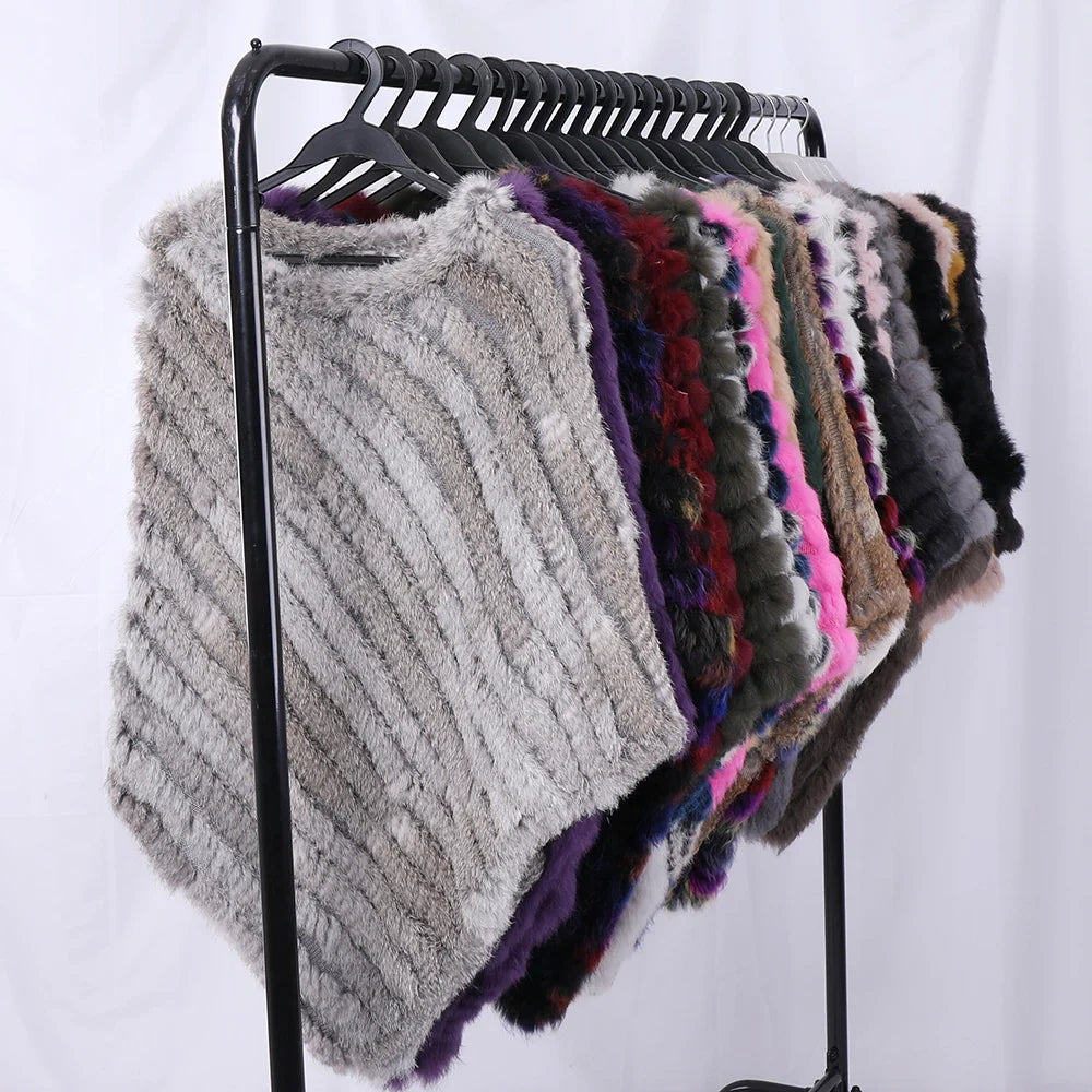 Mjuk pälsimitation poncho i grå nyanser med diagonalvävd look