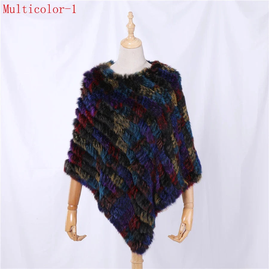 Mjuk pälsimitation poncho i grå nyanser med diagonalvävd look