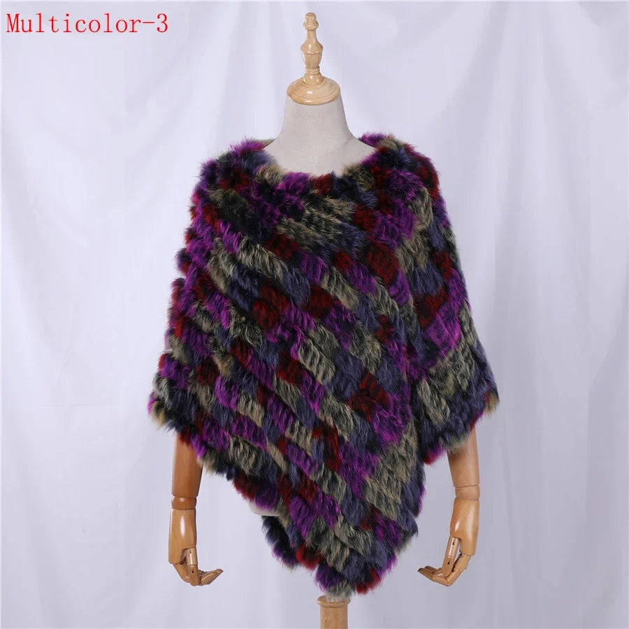 Mjuk pälsimitation poncho i grå nyanser med diagonalvävd look