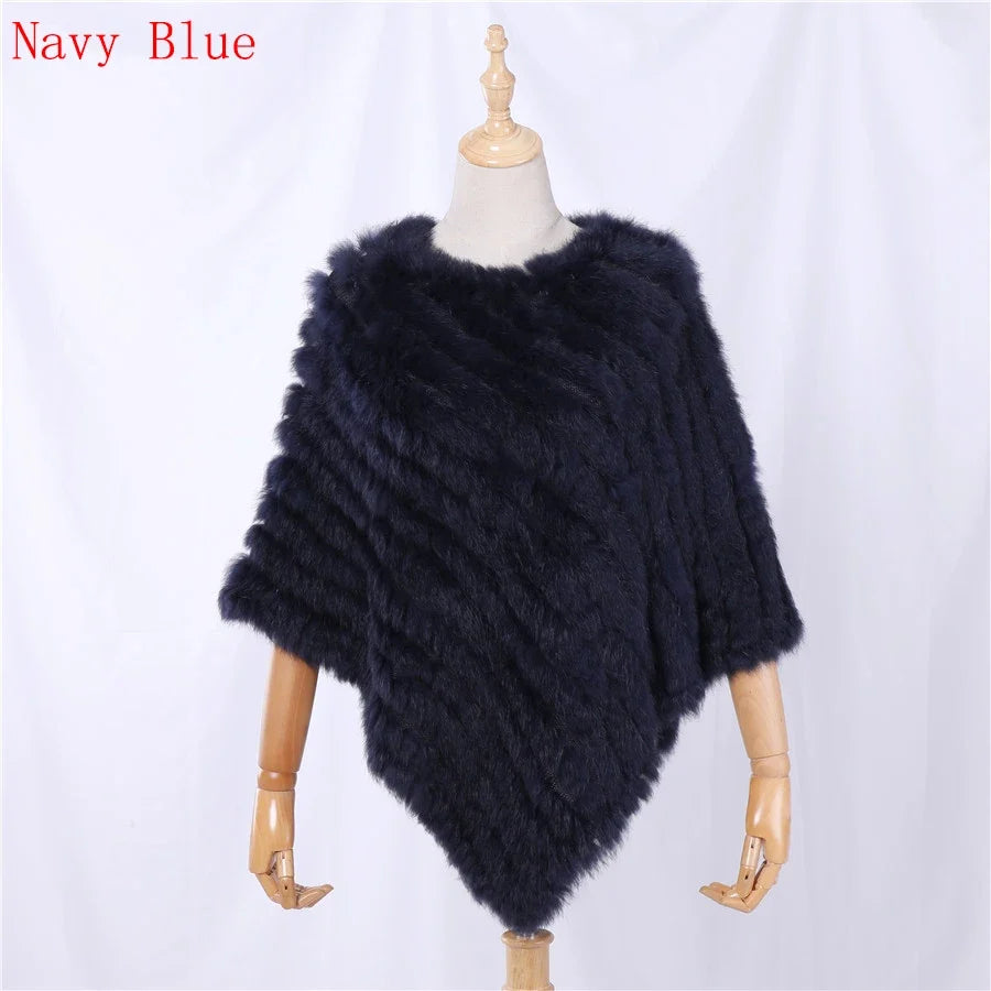 Mjuk pälsimitation poncho i grå nyanser med diagonalvävd look