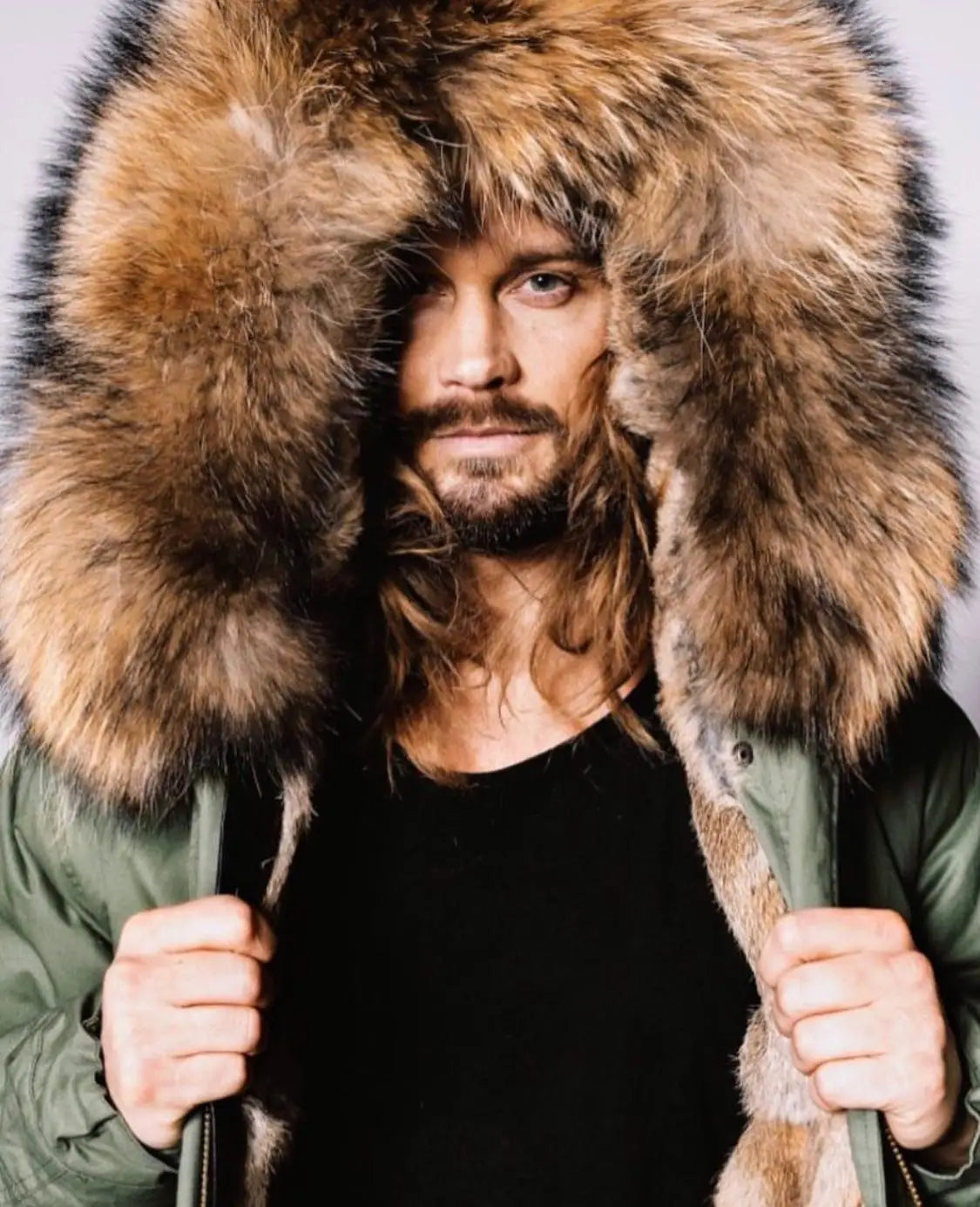 Vinterparkas med fodrad luva och avtagbar pälskant, lång modell med dragskor