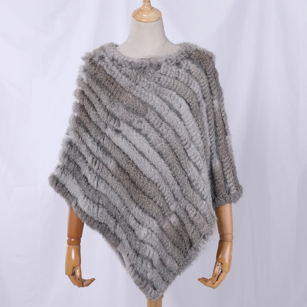 Mjuk pälsimitation poncho i grå nyanser med diagonalvävd look