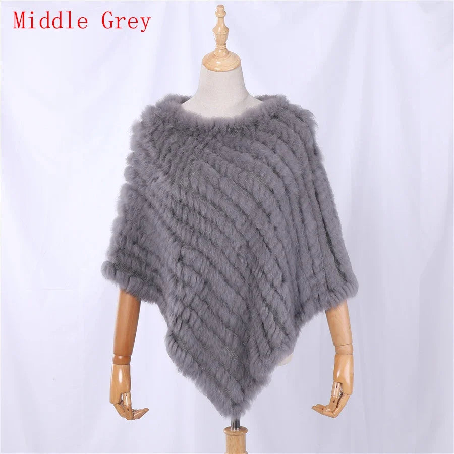 Mjuk pälsimitation poncho i grå nyanser med diagonalvävd look