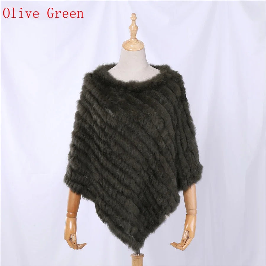 Mjuk pälsimitation poncho i grå nyanser med diagonalvävd look