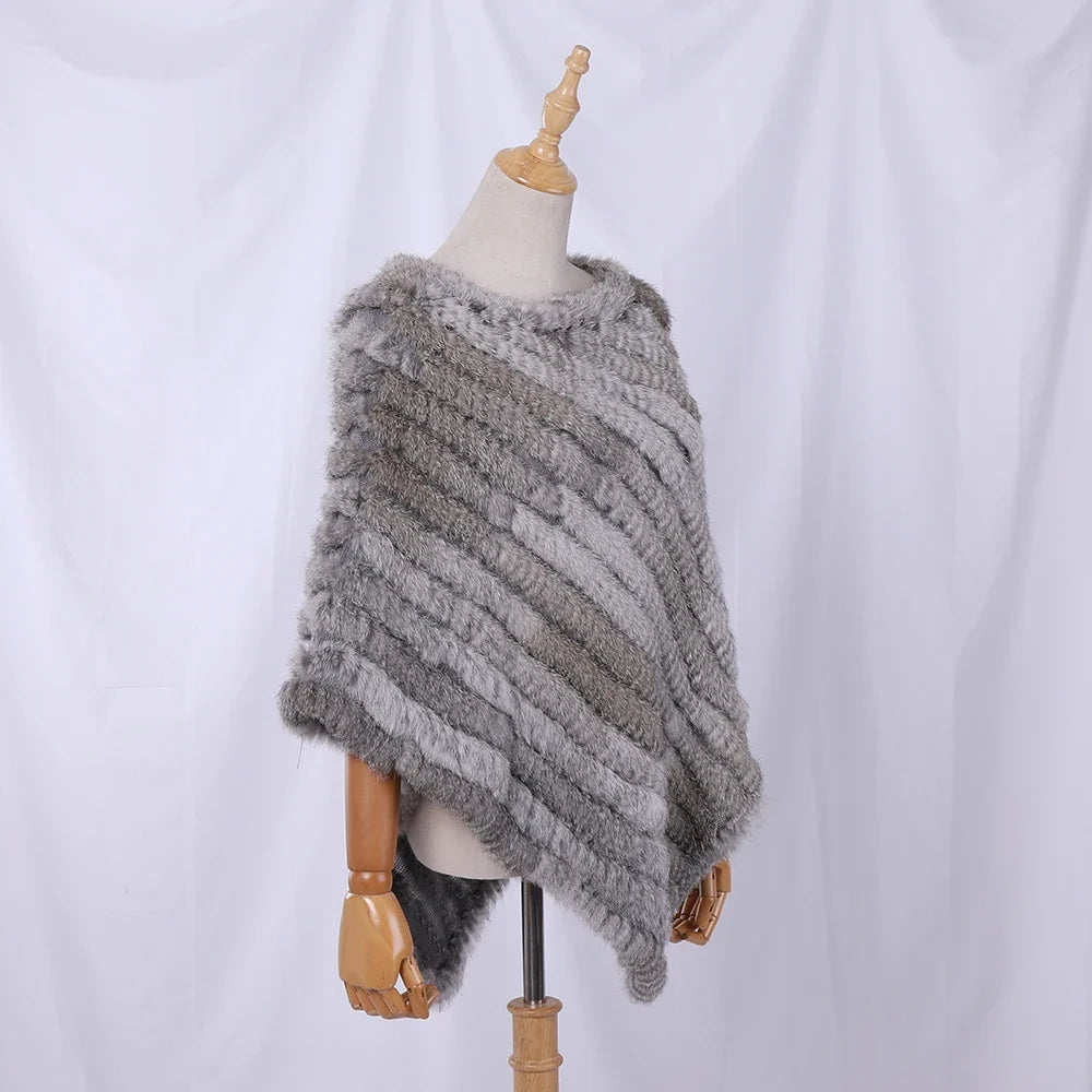 Mjuk pälsimitation poncho i grå nyanser med diagonalvävd look