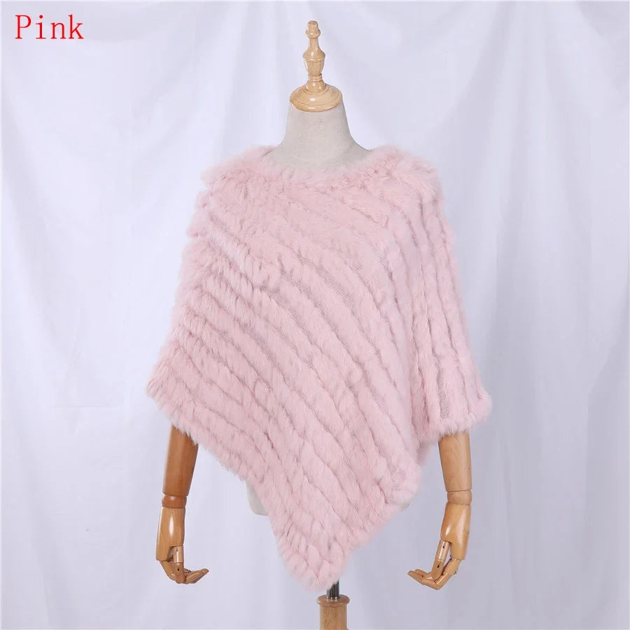 Mjuk pälsimitation poncho i grå nyanser med diagonalvävd look
