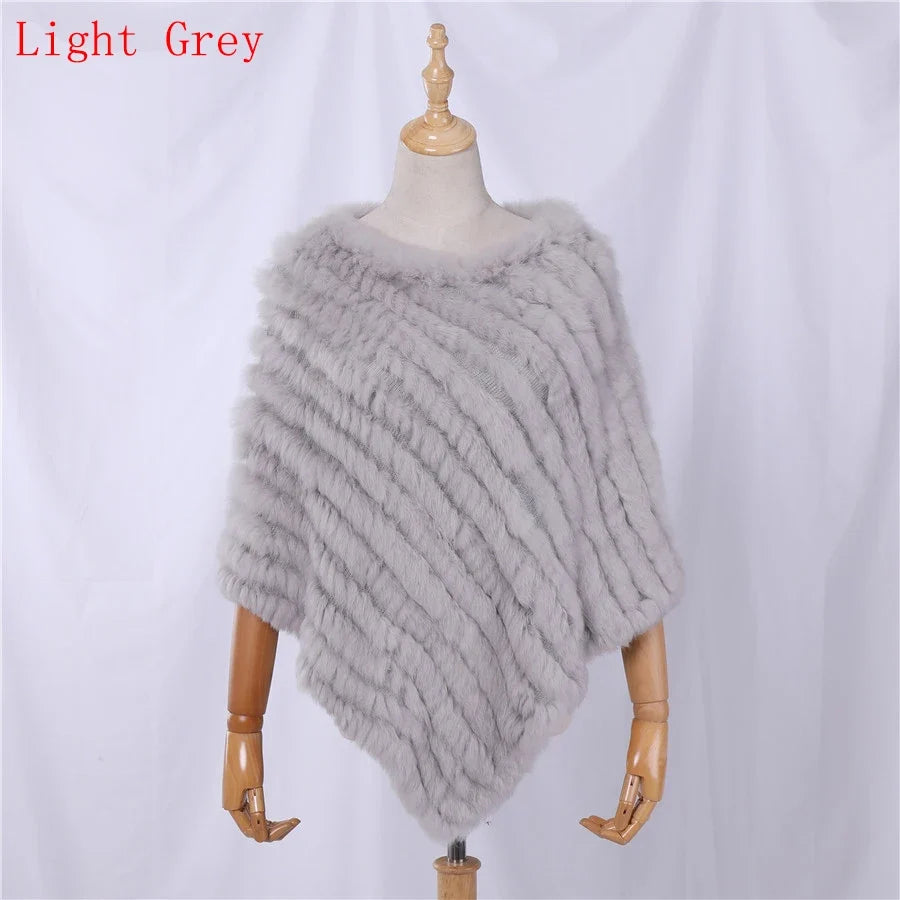 Mjuk pälsimitation poncho i grå nyanser med diagonalvävd look