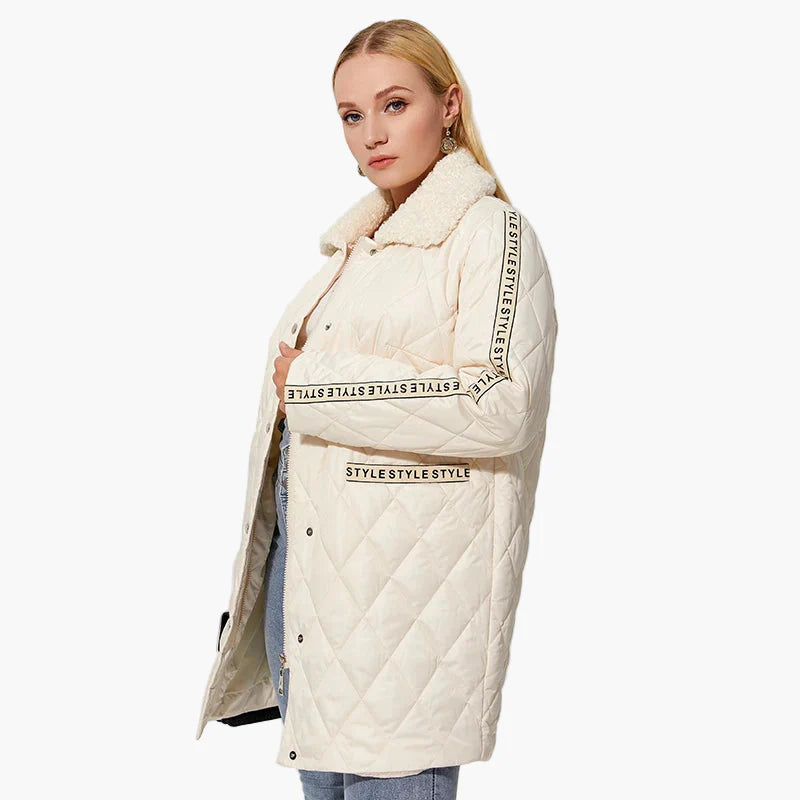 Dam Quilted Lång Jacka med Fuskpälskrage och Trendig Dekor – Vintermode