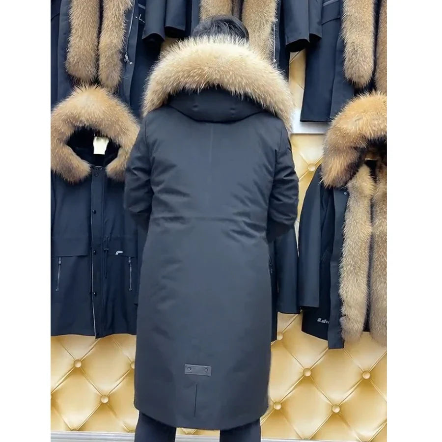 Svart parka med pälsliknande foder och krage