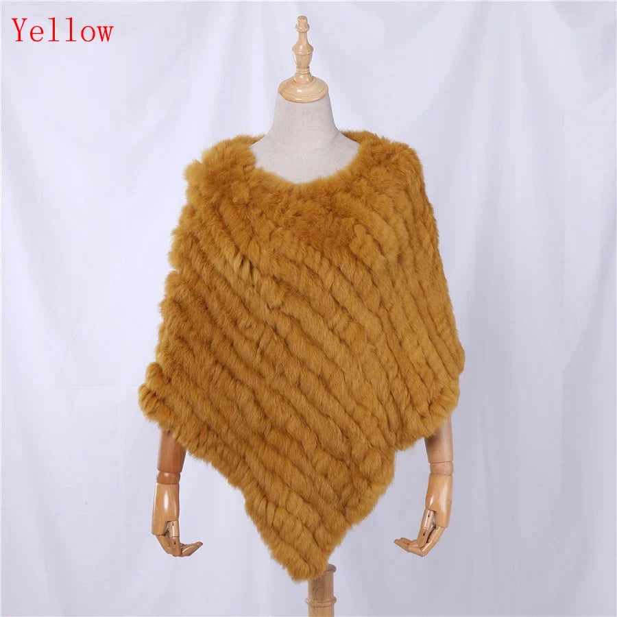 Mjuk pälsimitation poncho i grå nyanser med diagonalvävd look
