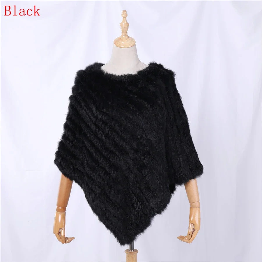 Mjuk pälsimitation poncho i grå nyanser med diagonalvävd look