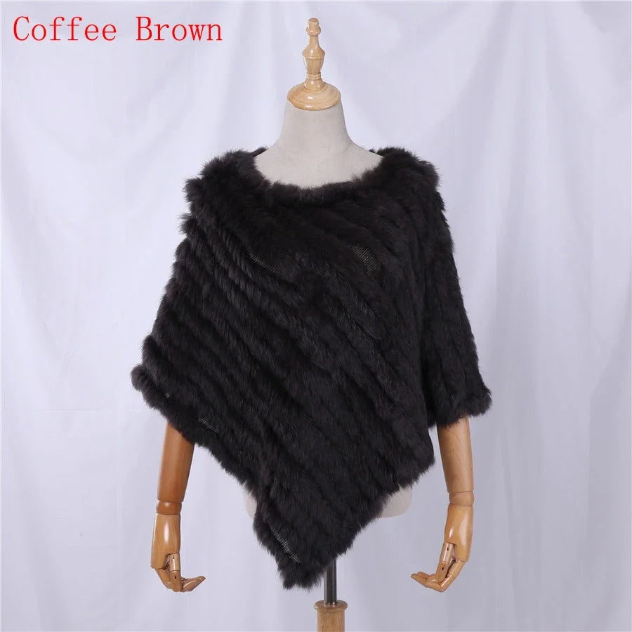 Mjuk pälsimitation poncho i grå nyanser med diagonalvävd look