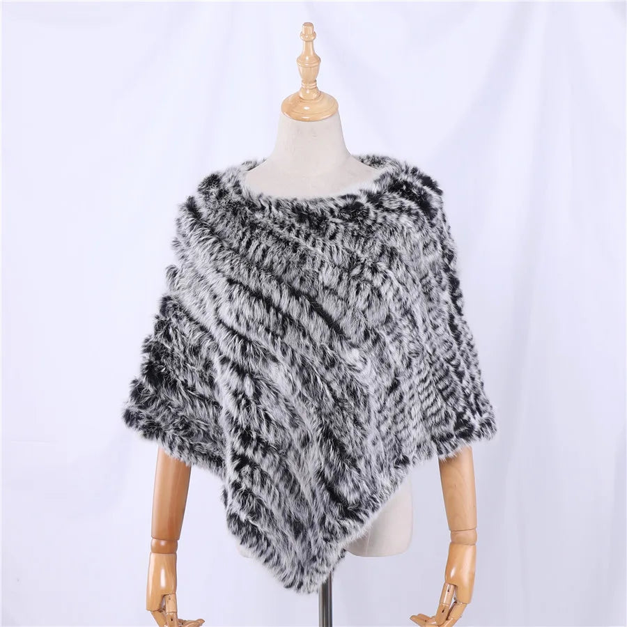 Mjuk pälsimitation poncho i grå nyanser med diagonalvävd look