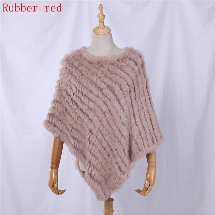 Mjuk pälsimitation poncho i grå nyanser med diagonalvävd look