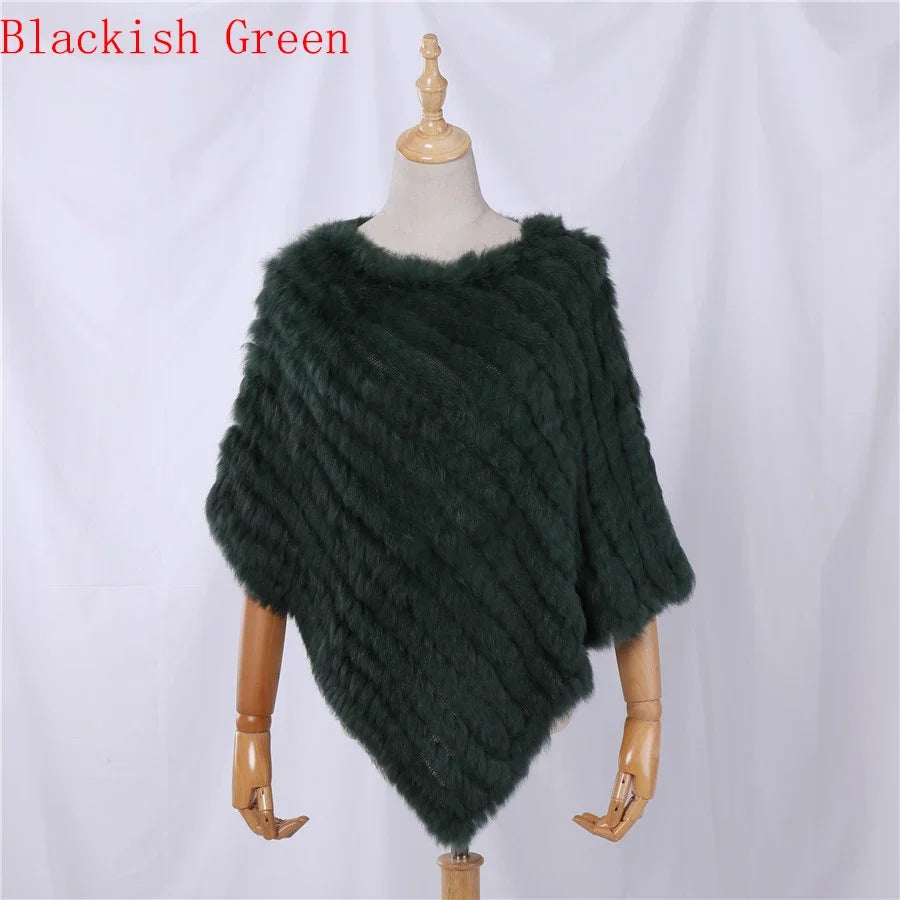 Mjuk pälsimitation poncho i grå nyanser med diagonalvävd look