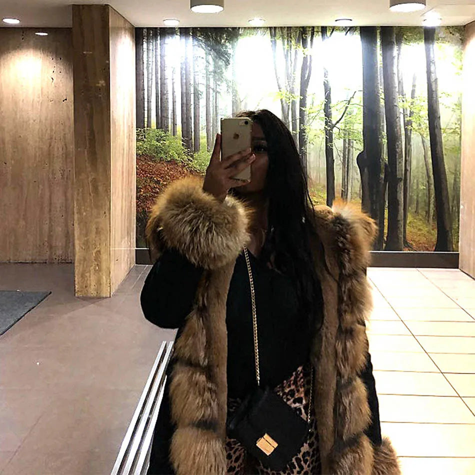 Dam vinterparkas med luva och fuskpälsdetaljer
