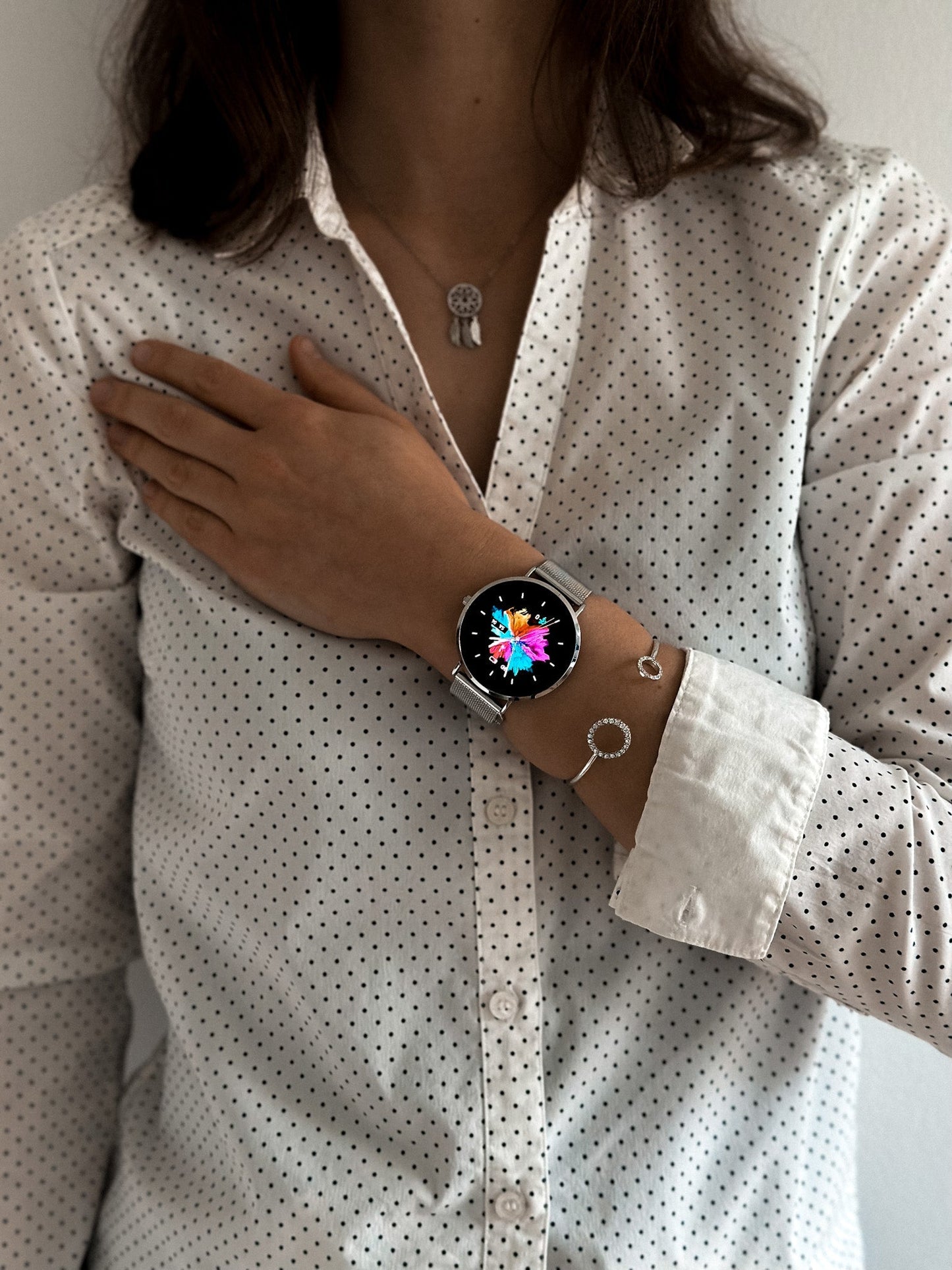 Lauren – Ultratunn Smartklocka för Kvinnor med Full Touch Display och Mångsidiga Fitnessfunktioner