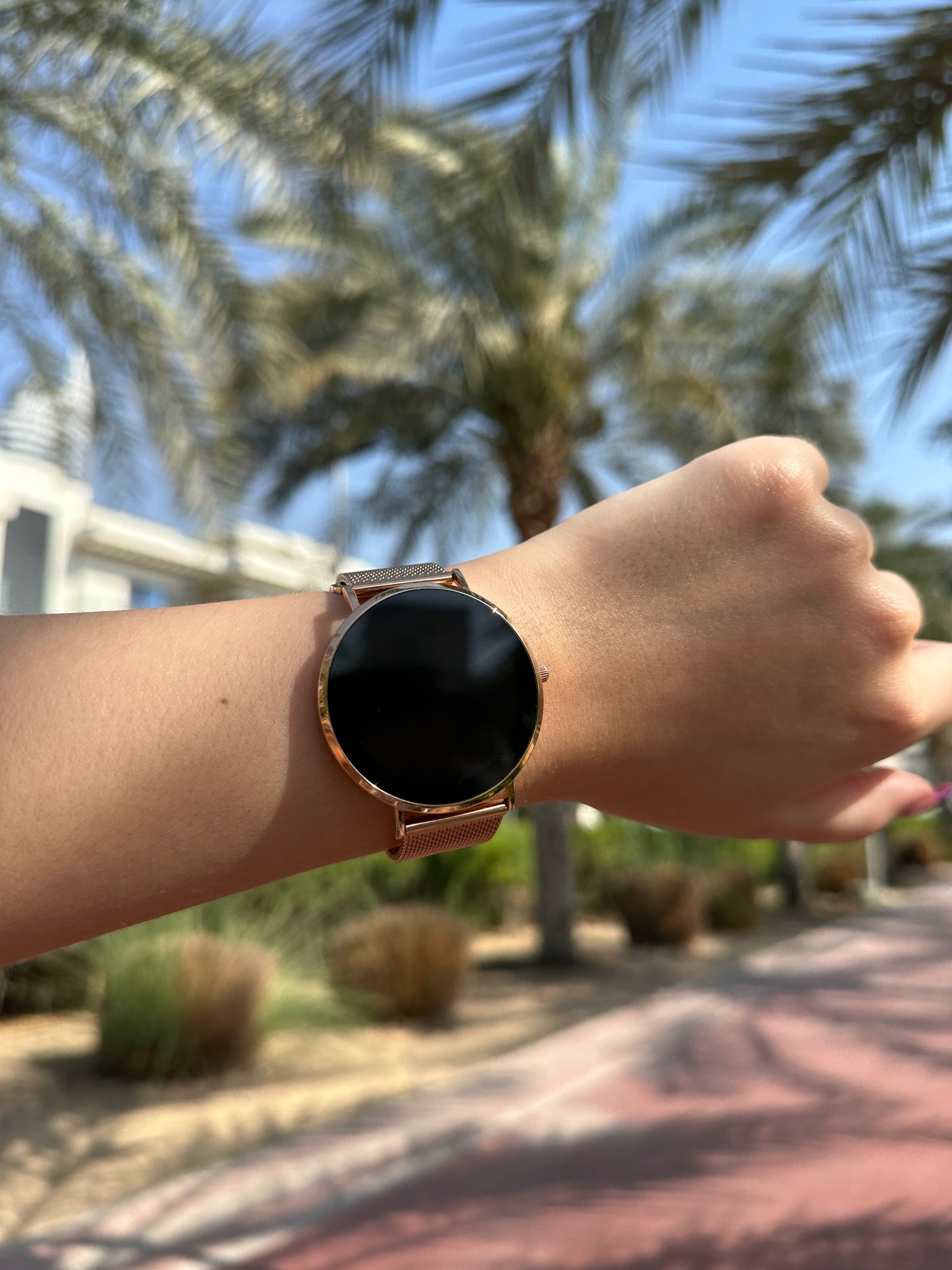 Lauren – Ultratunn Smartklocka för Kvinnor med Full Touch Display och Mångsidiga Fitnessfunktioner