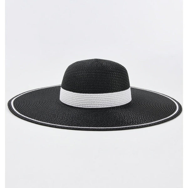 Solhatt med bred kant och kontrastband