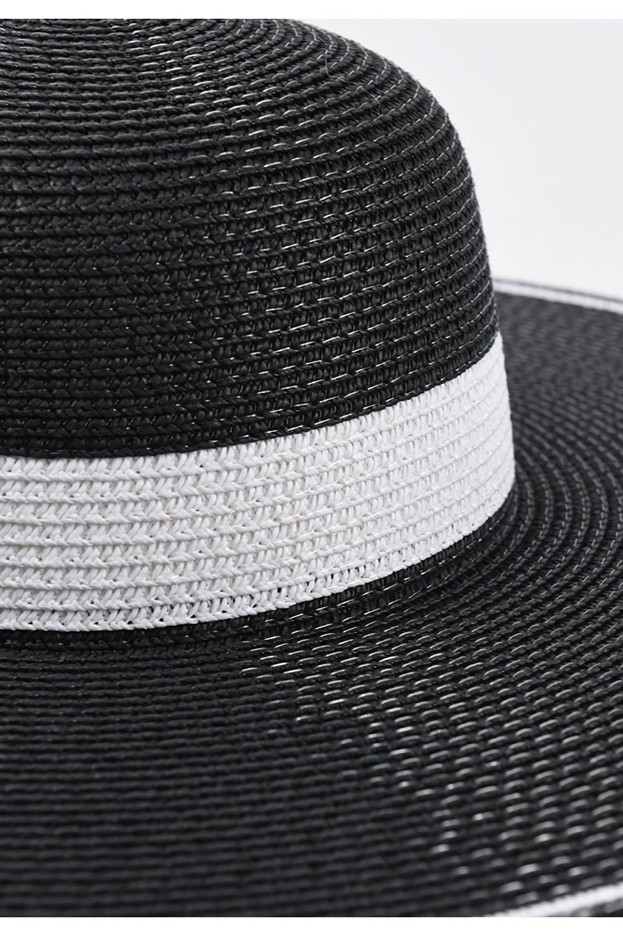 Solhatt med bred kant och kontrastband