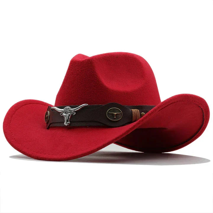 Cowboyhatt i filt med tjurskalledekor och läderband