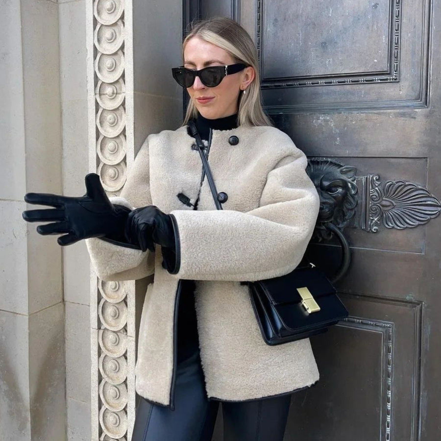 Beige Mjuk Jacka med Svarta Detaljer och Knappspännen