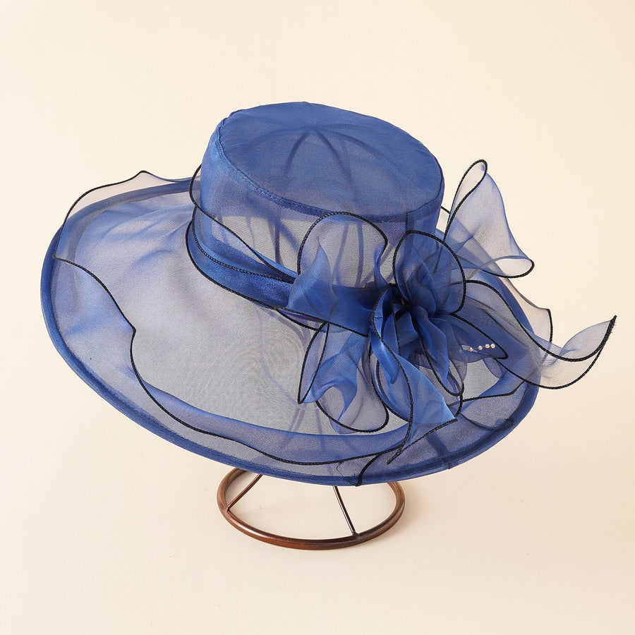 Elegant damhatt med bred brätte och dekorativ rosett, flera färger
