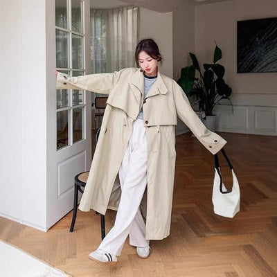 Lång trenchcoat för dam i beige med dragsko i midjan
