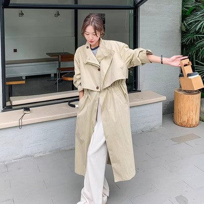 Lång trenchcoat för dam i beige med dragsko i midjan