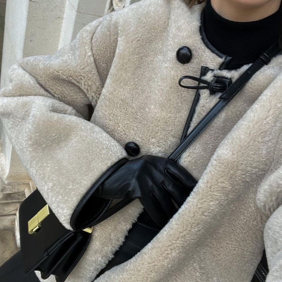 Beige Mjuk Jacka med Svarta Detaljer och Knappspännen
