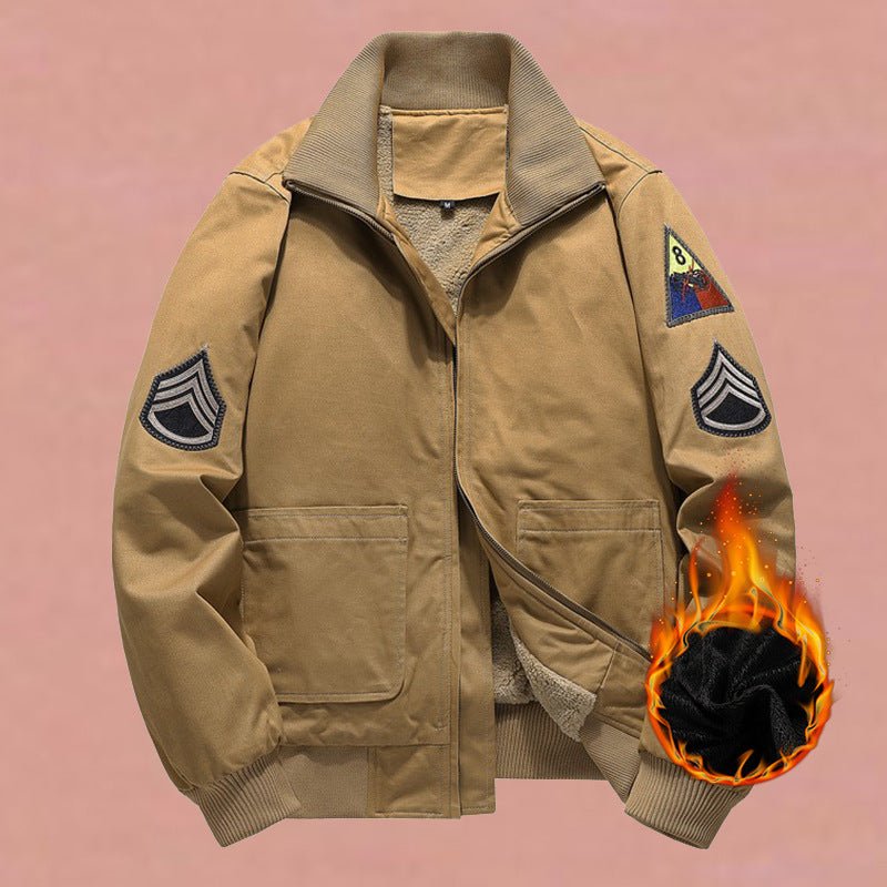 Herrjacka med ståkrage och militärinspirerade märken