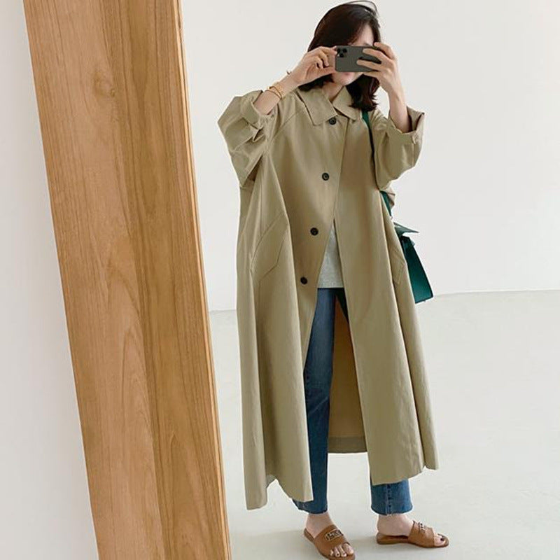 Lång trenchcoat för dam med krage och vida ärmar