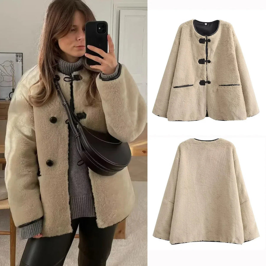 Beige Mjuk Jacka med Svarta Detaljer och Knappspännen