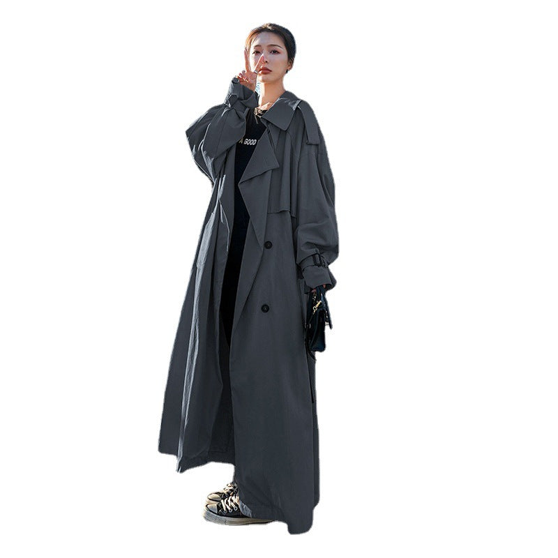 Lång trenchcoat för dam i beige färg med knytskärp och stora kragar