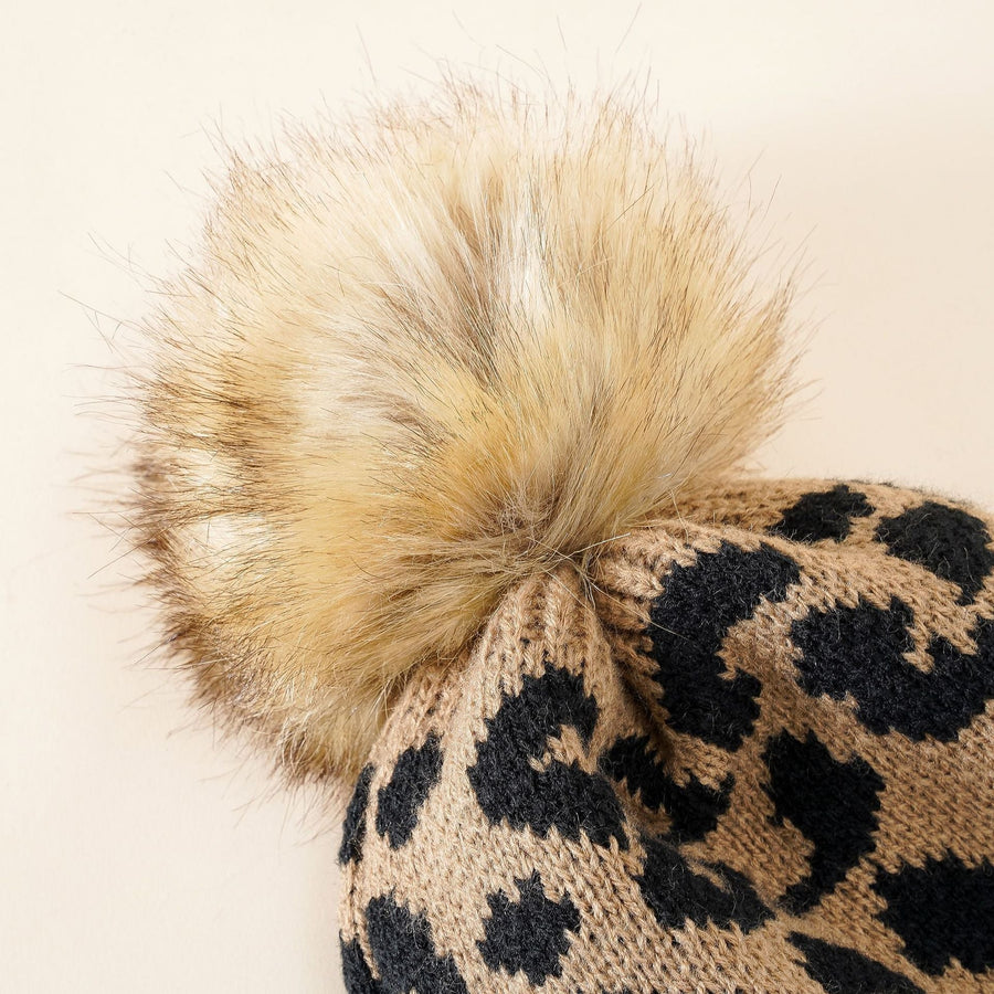 Mössa med leopardmönster och fuskpälsboll, stickad