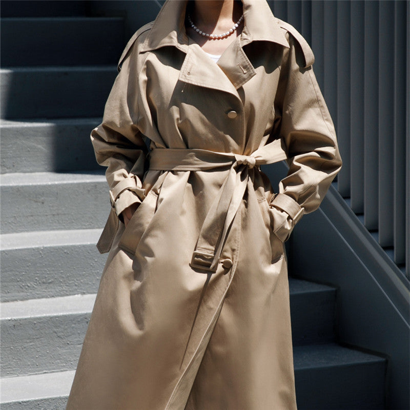 Lång trenchcoat för dam med knytskärp och stora slag, beige