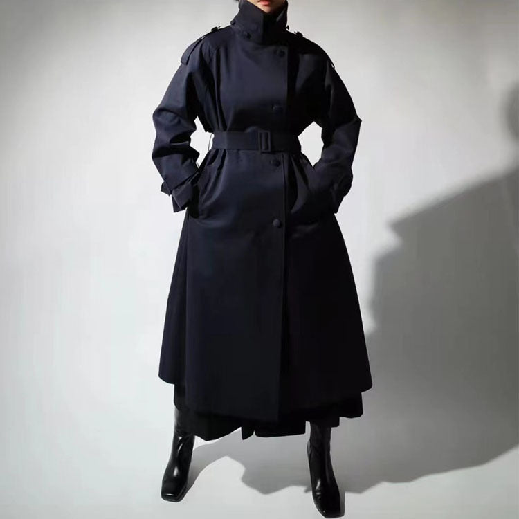 Lång trenchcoat med bälte och hög krage för dam