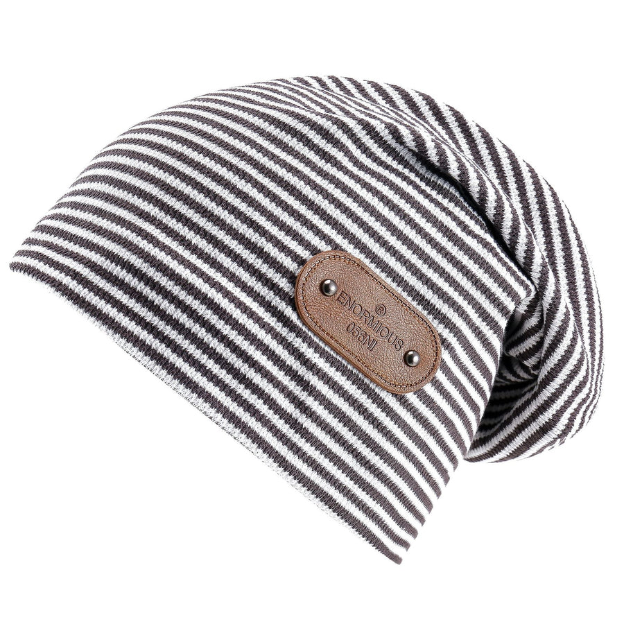 Randig beanie med flätat mönster och läderdetalj