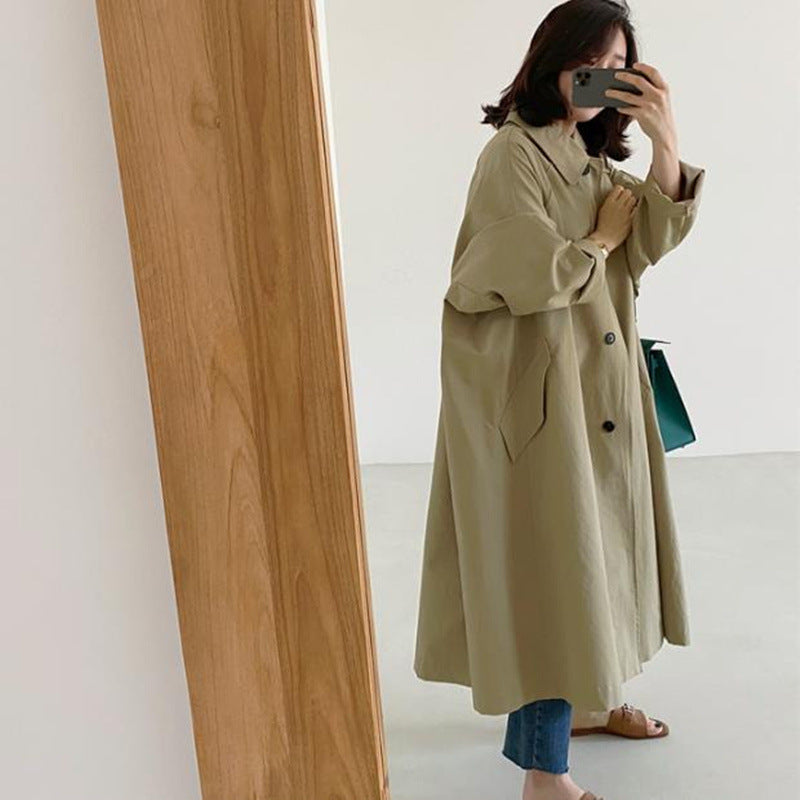 Lång trenchcoat för dam med krage och vida ärmar