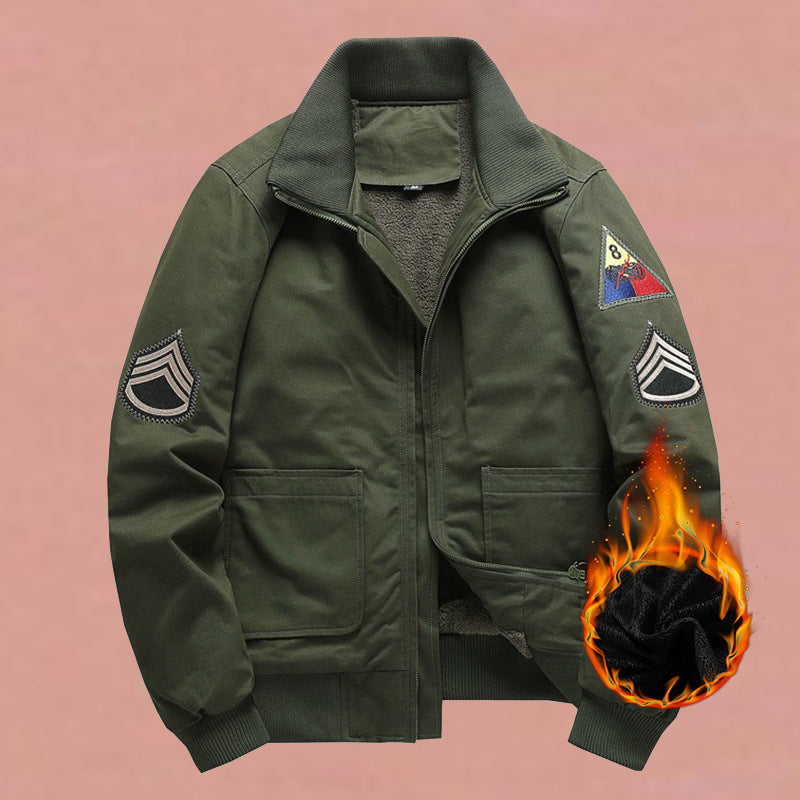 Herrjacka med ståkrage och militärinspirerade märken