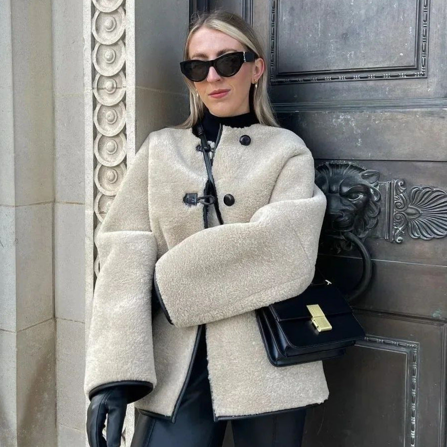 Beige Mjuk Jacka med Svarta Detaljer och Knappspännen