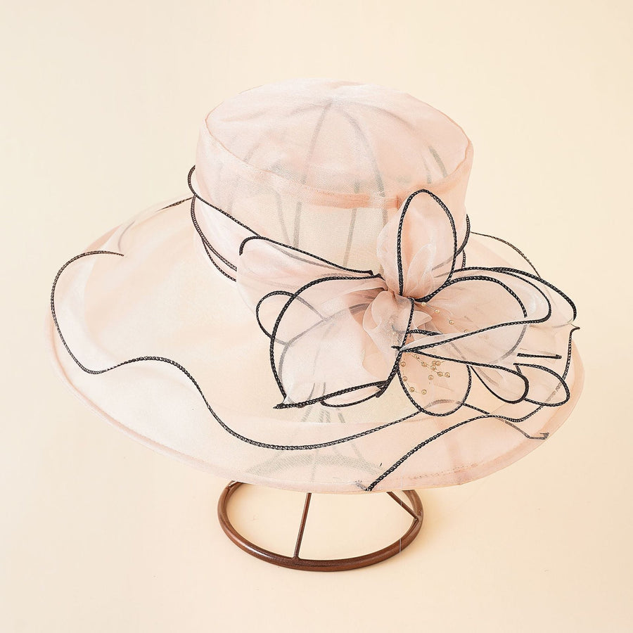 Elegant damhatt med bred brätte och dekorativ rosett, flera färger