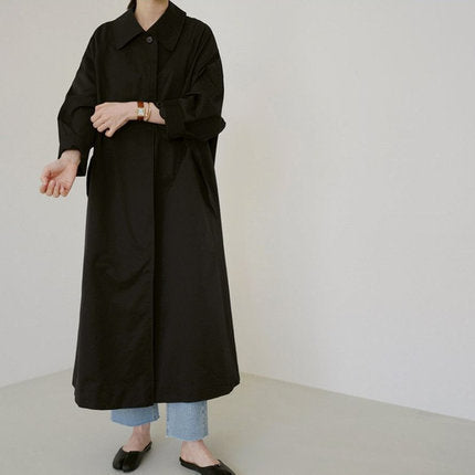 Lång trenchcoat för dam med krage och vida ärmar