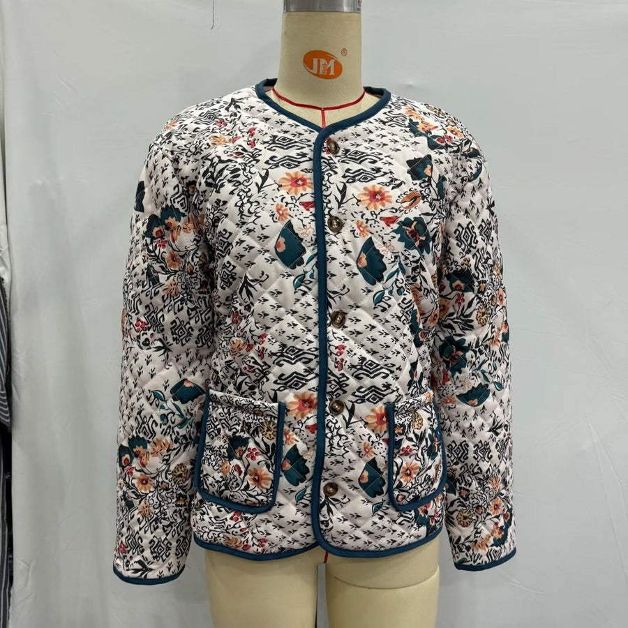 Quiltad jacka med blommönster och kontrastkant
