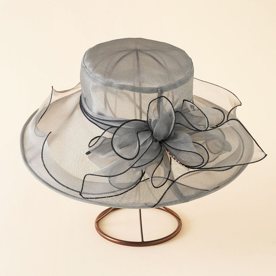Elegant damhatt med bred brätte och dekorativ rosett, flera färger